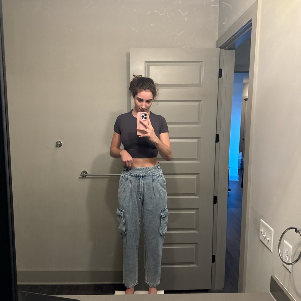 BUCKLE Light blue high-waisted cargo jeans pants with super cute details, im 5'7